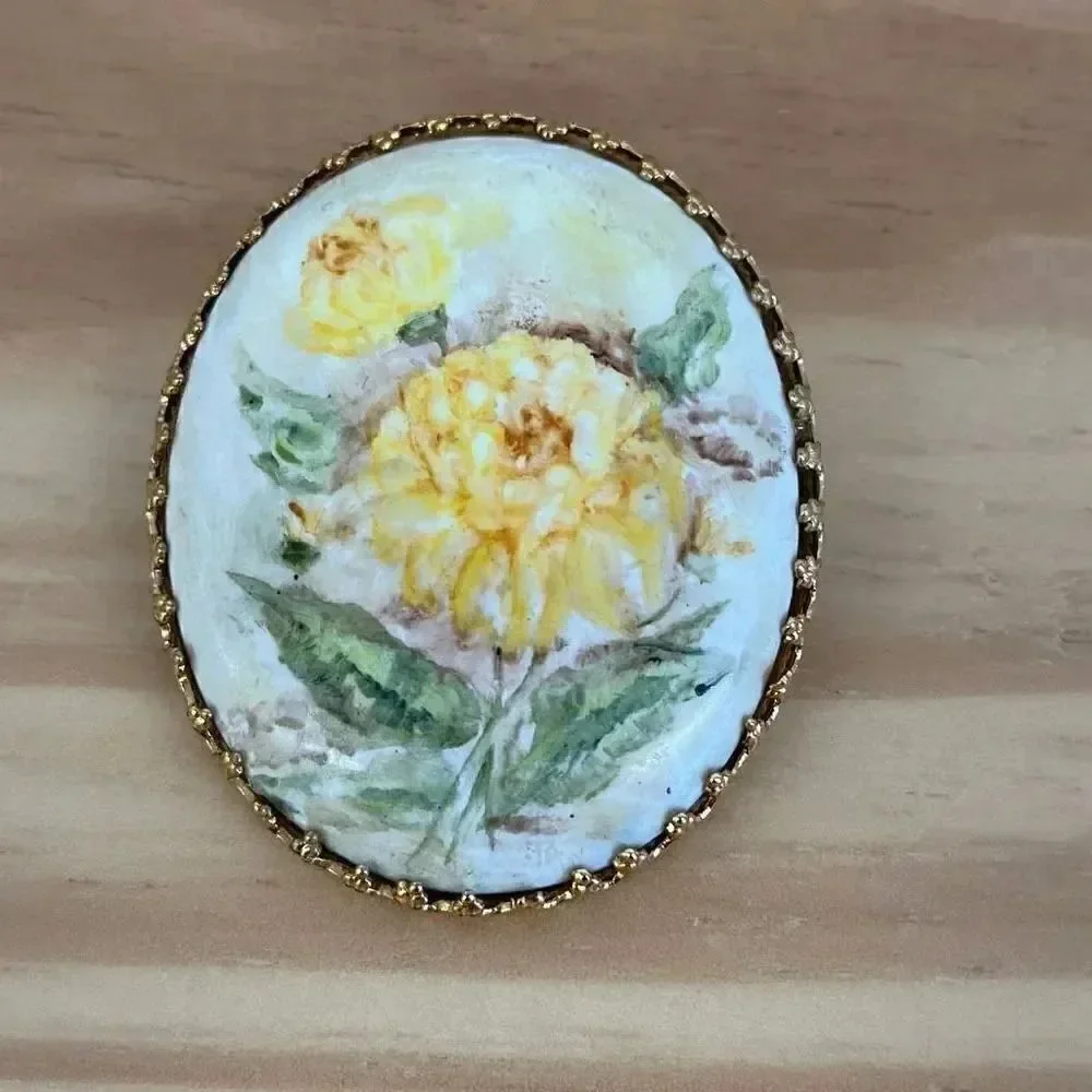 Vintage  Floral  Brooch